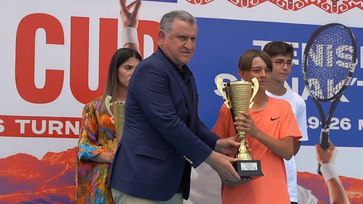 bakan-bak-sirnak-yaklasik-5-bin-600-tenis-atletine-sahip-91JWrf2g.jpg