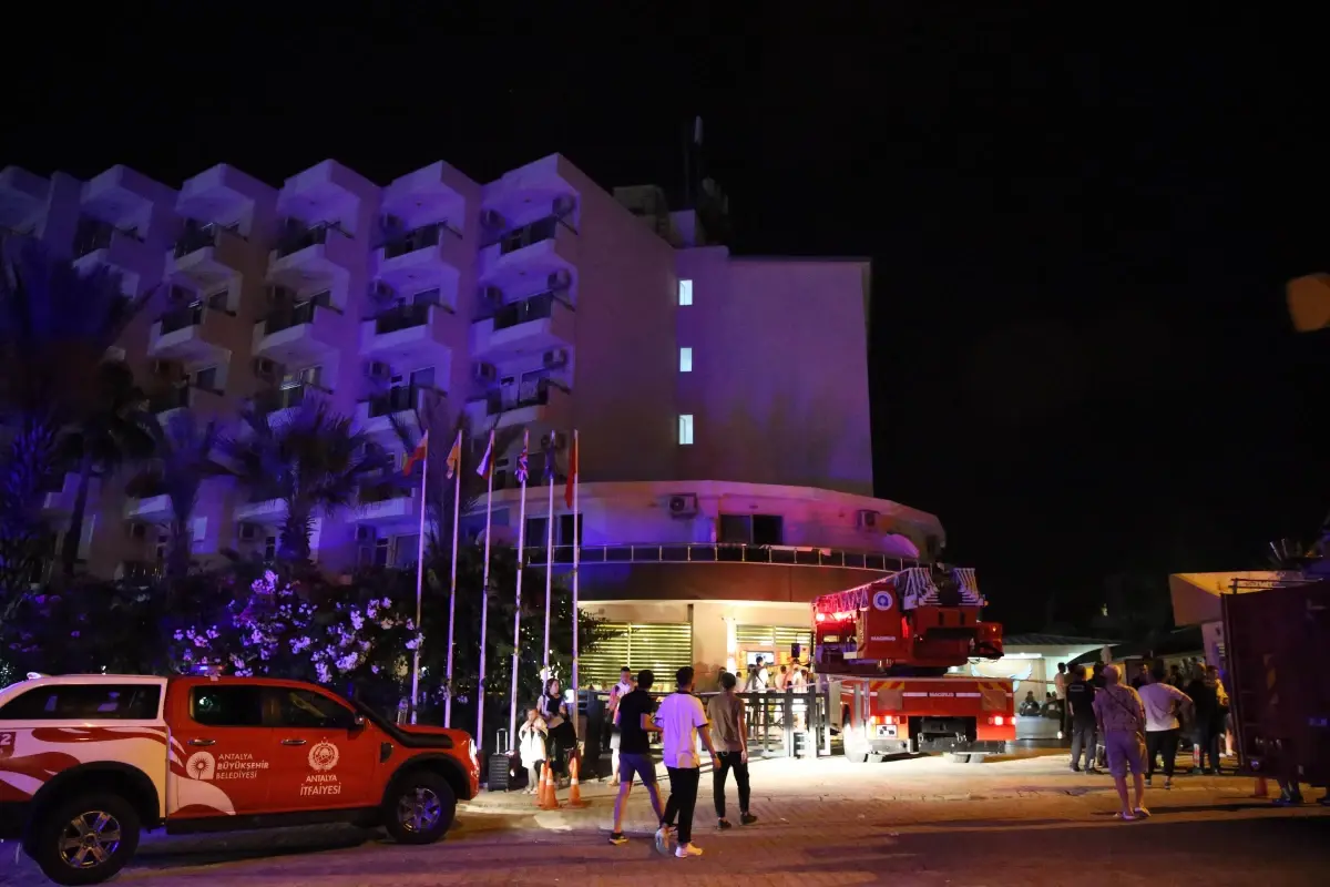 alanyadaki-5-yildizli-otelde-yangin-yuzlerce-turist-tahliye-edildi-QAMM2m9s.jpg