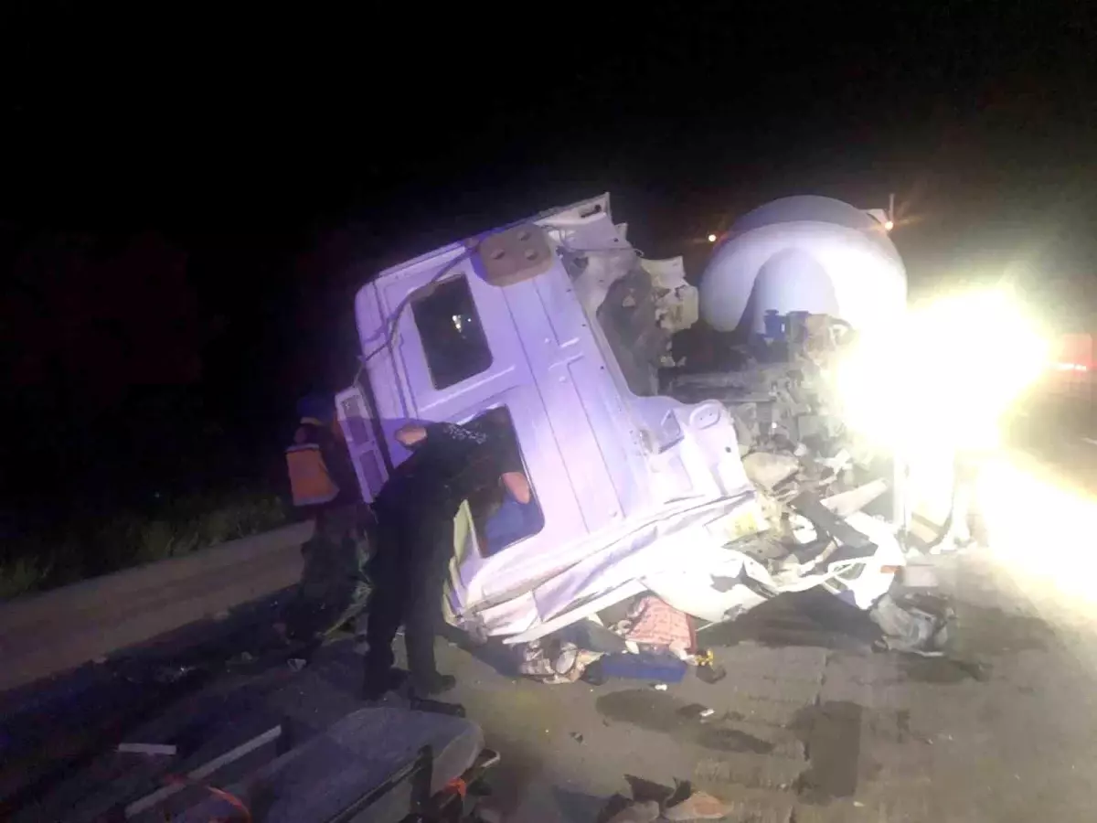 antalya-burdur-karayolunda-kaza-tir-soforu-sikisti-7z3mcIMB.jpg