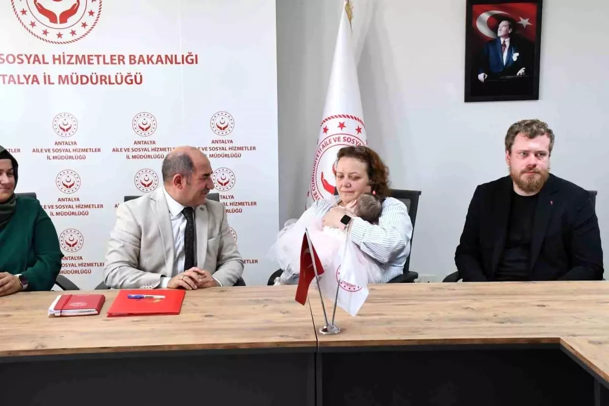 antalya-havalimaninda-terk-edilen-bebek-7-ay-sonra-rusyaya-gonderildi-UDNu1Cq3.jpg