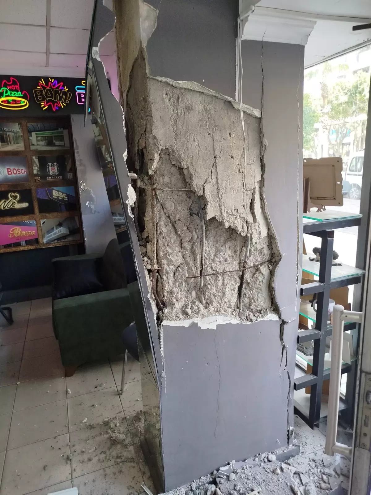 antalyada-apartman-kolonu-patladi-sakinler-magdur-oldu-TP2PVwAT.jpg