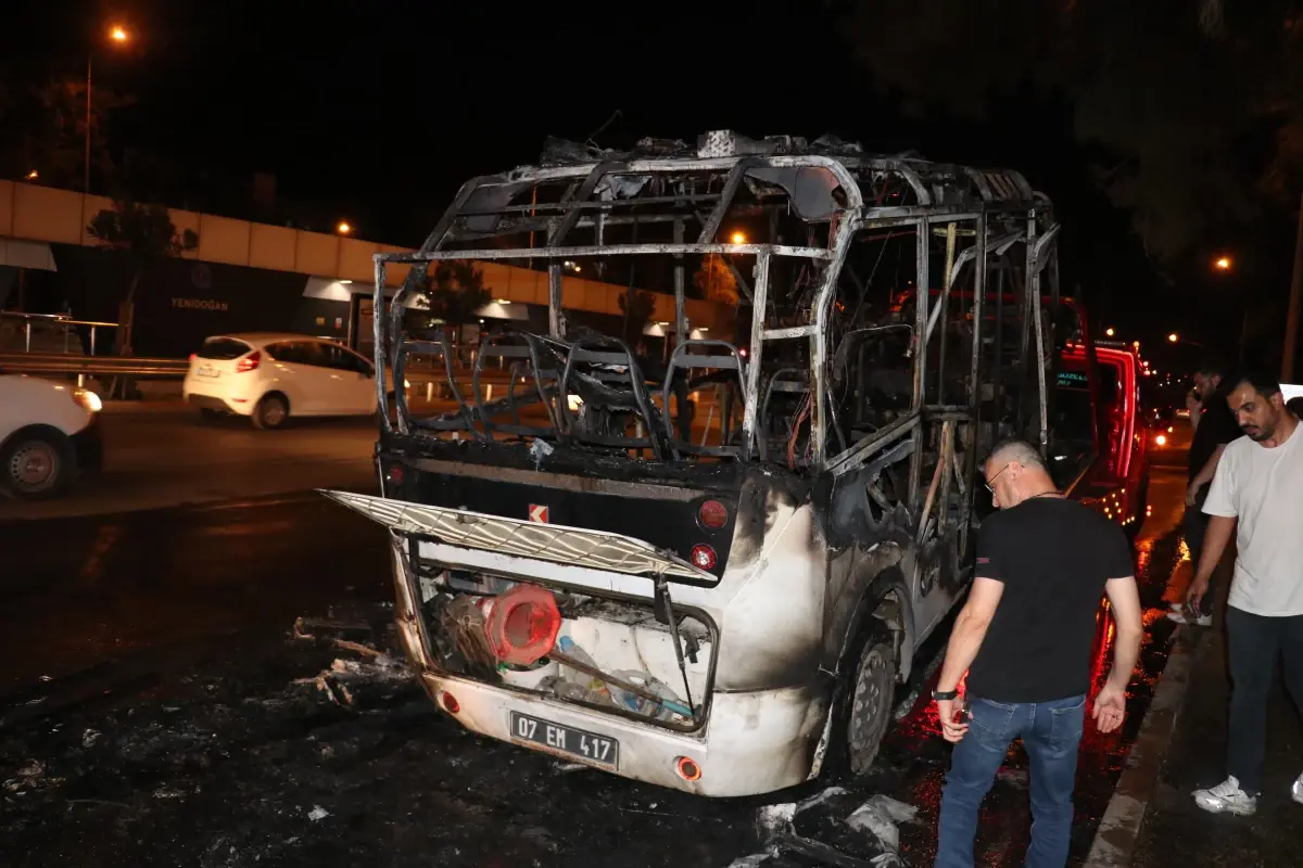 antalyada-belediye-minibusu-alev-topuna-dondu-kLWcNOkb.jpg