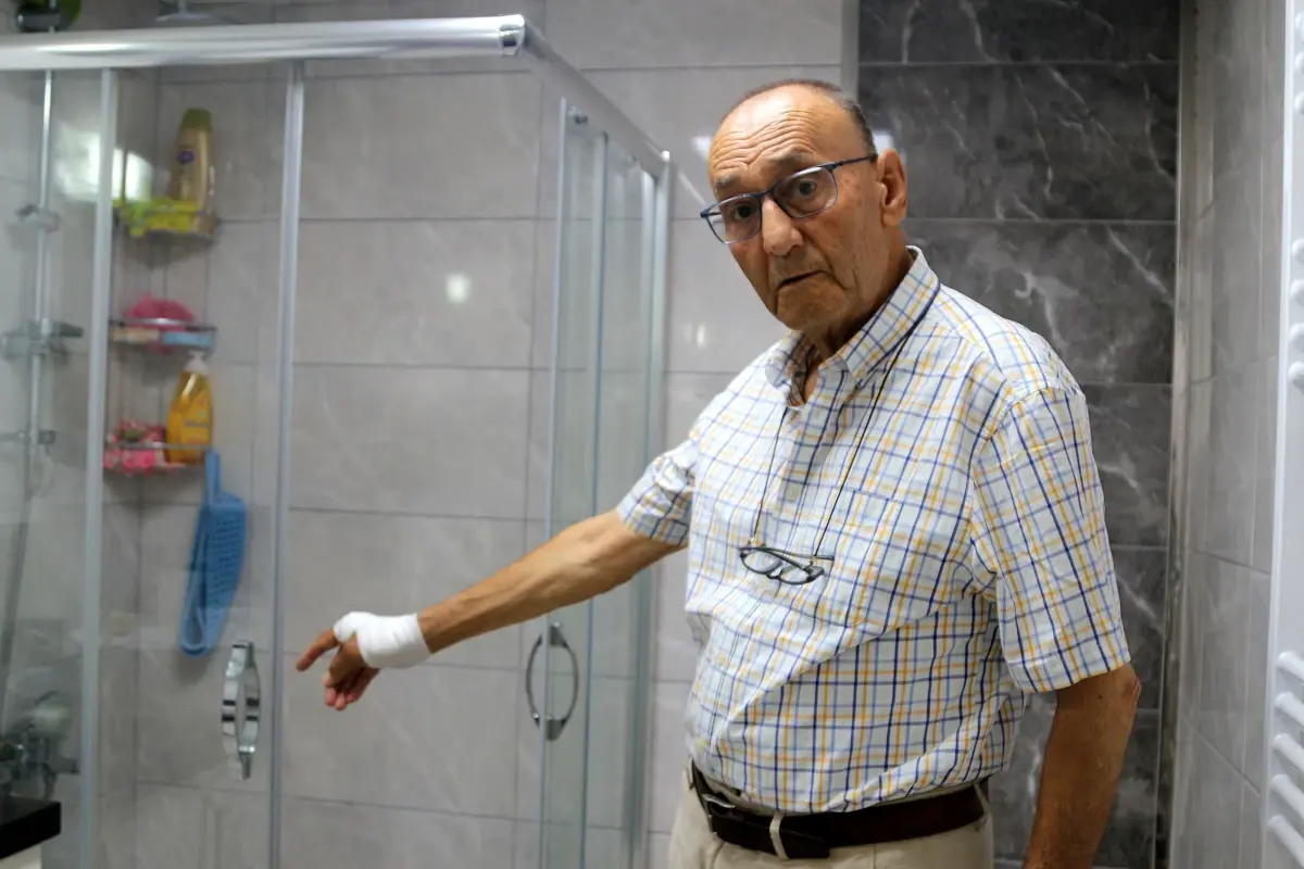 antalyada-dusa-kabin-cami-patladi-emekli-akademisyen-yaralandi-8YJC8fhN.jpg