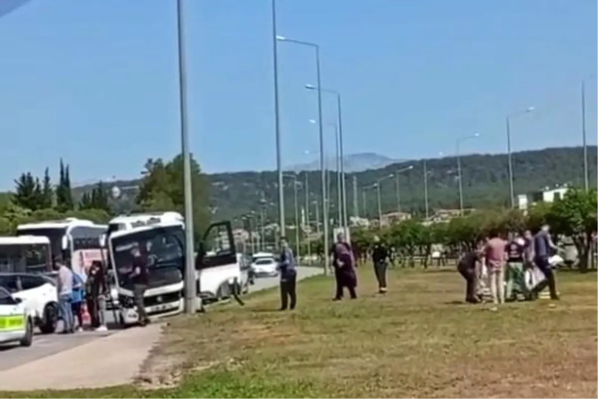 antalyada-freni-patlayan-minibus-kaza-yapti-4-yarali-m2RcMZHI.jpg
