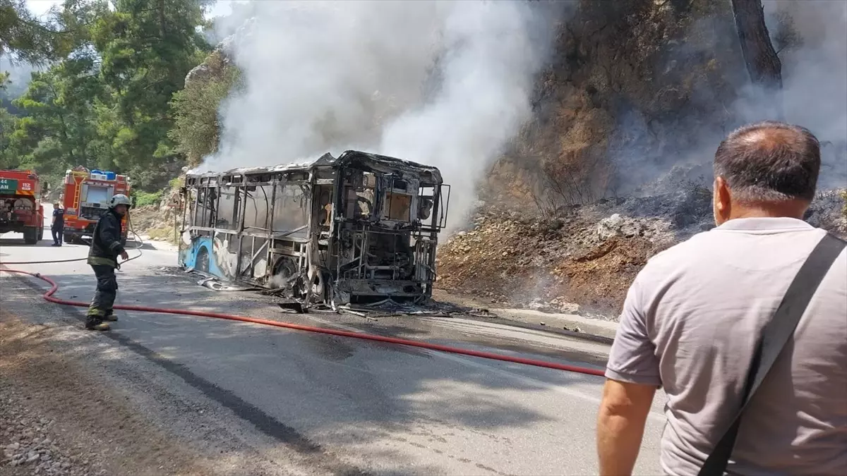 antalyada-otobuste-cikan-yangin-ormana-sicradi-YaDl6fp2.jpg