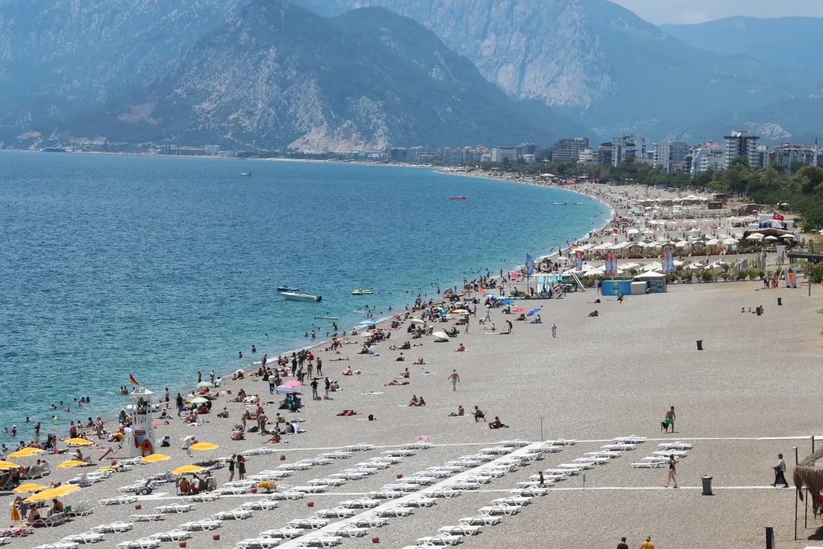 antalyada-sicak-hava-ve-tatilcilerin-yogunlugu-1BRdYSfh.jpg