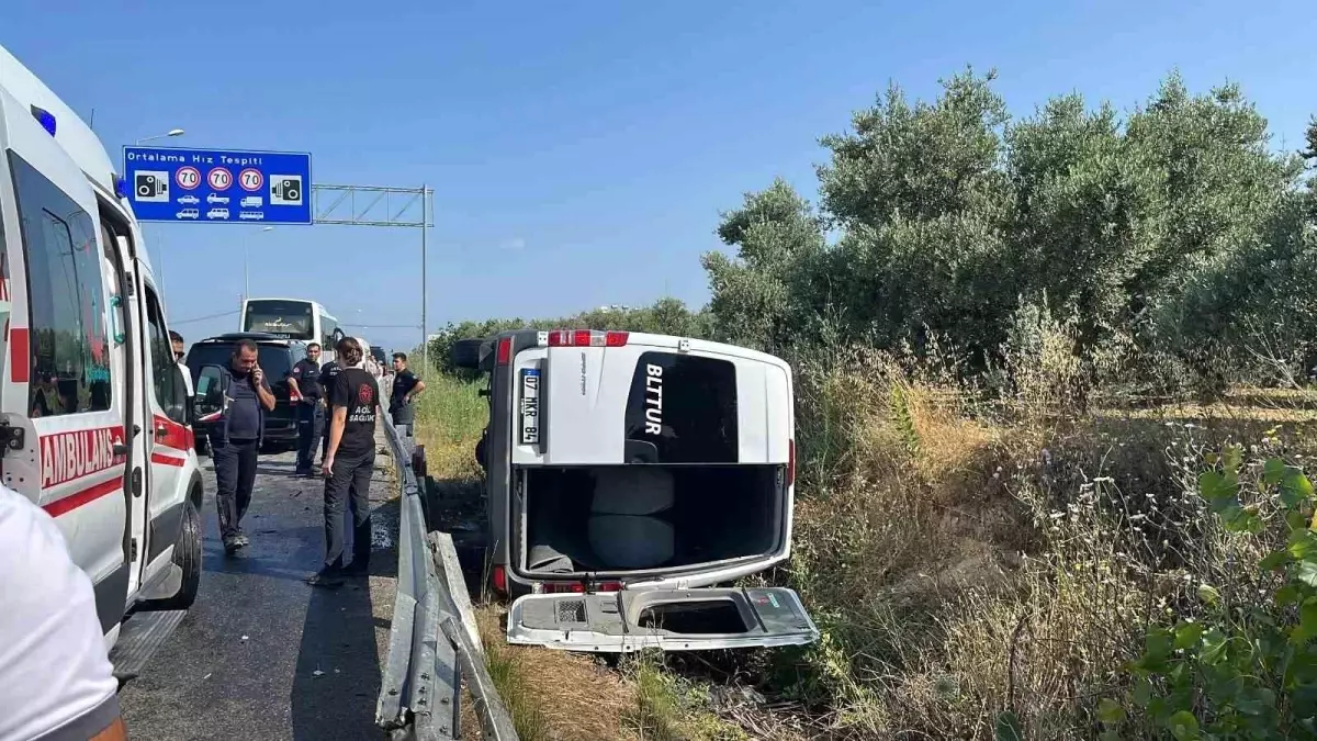 antalyada-turistleri-tasiyan-minibus-devrildi-7-yarali-yAGGvLrW.jpg