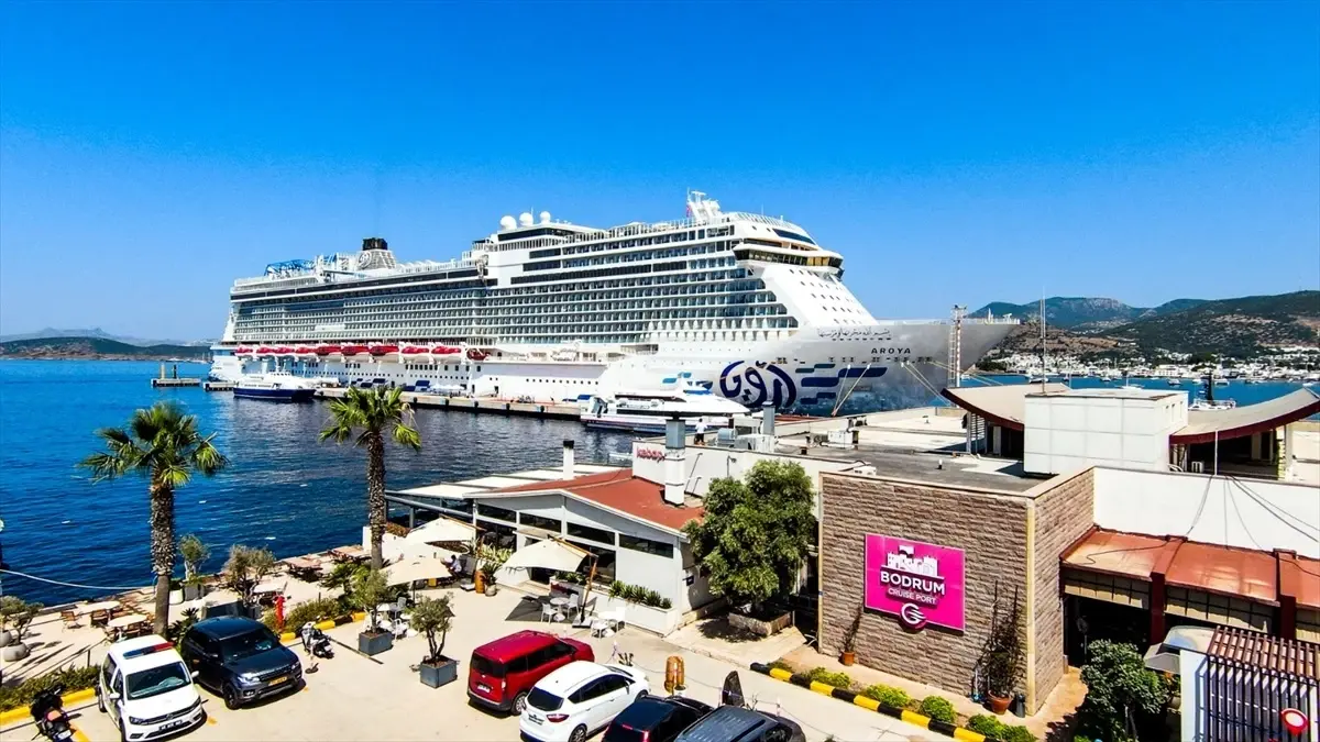 bodruma-birinci-kez-gelen-aroya-cruises-yolculari-coskuyla-karsilandi-pI6UkfO4.jpg