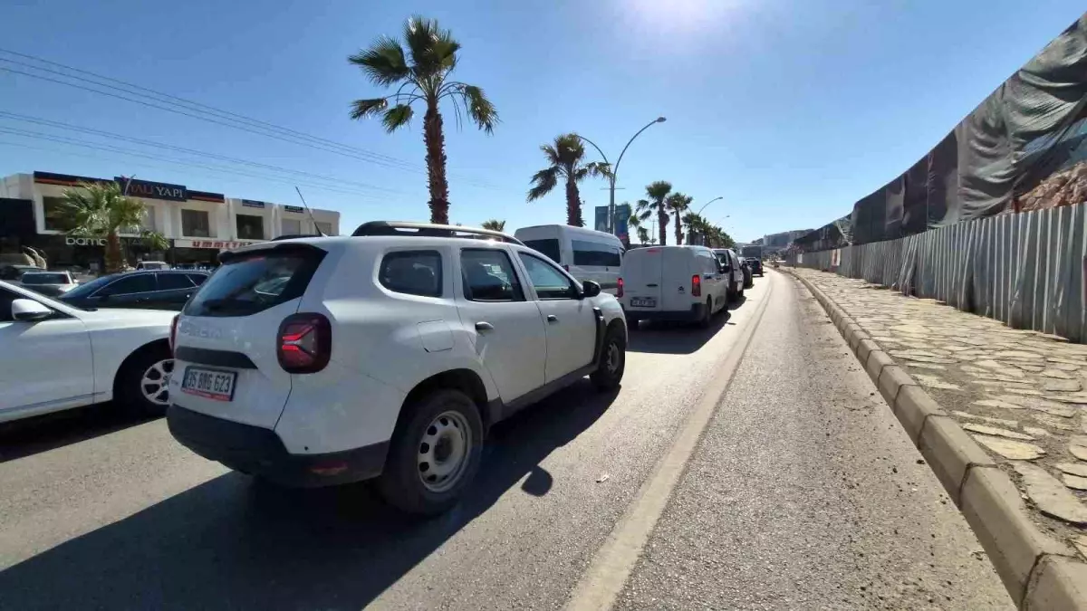 bodrumda-kurban-bayrami-yogunlugu-arac-kuyruklari-uzadi-iUgRav3d.jpg