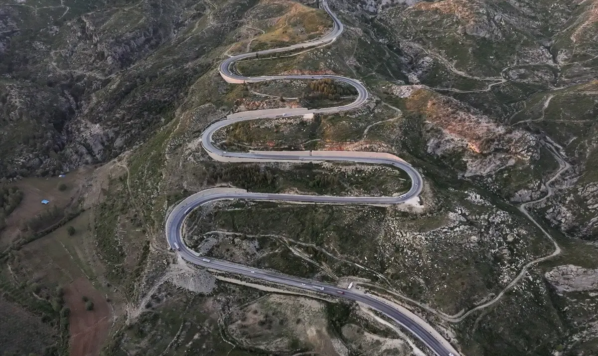 demirkapi-tunelinin-kivrimli-yolu-dronla-goruntulendi-DnOTASY8.jpg