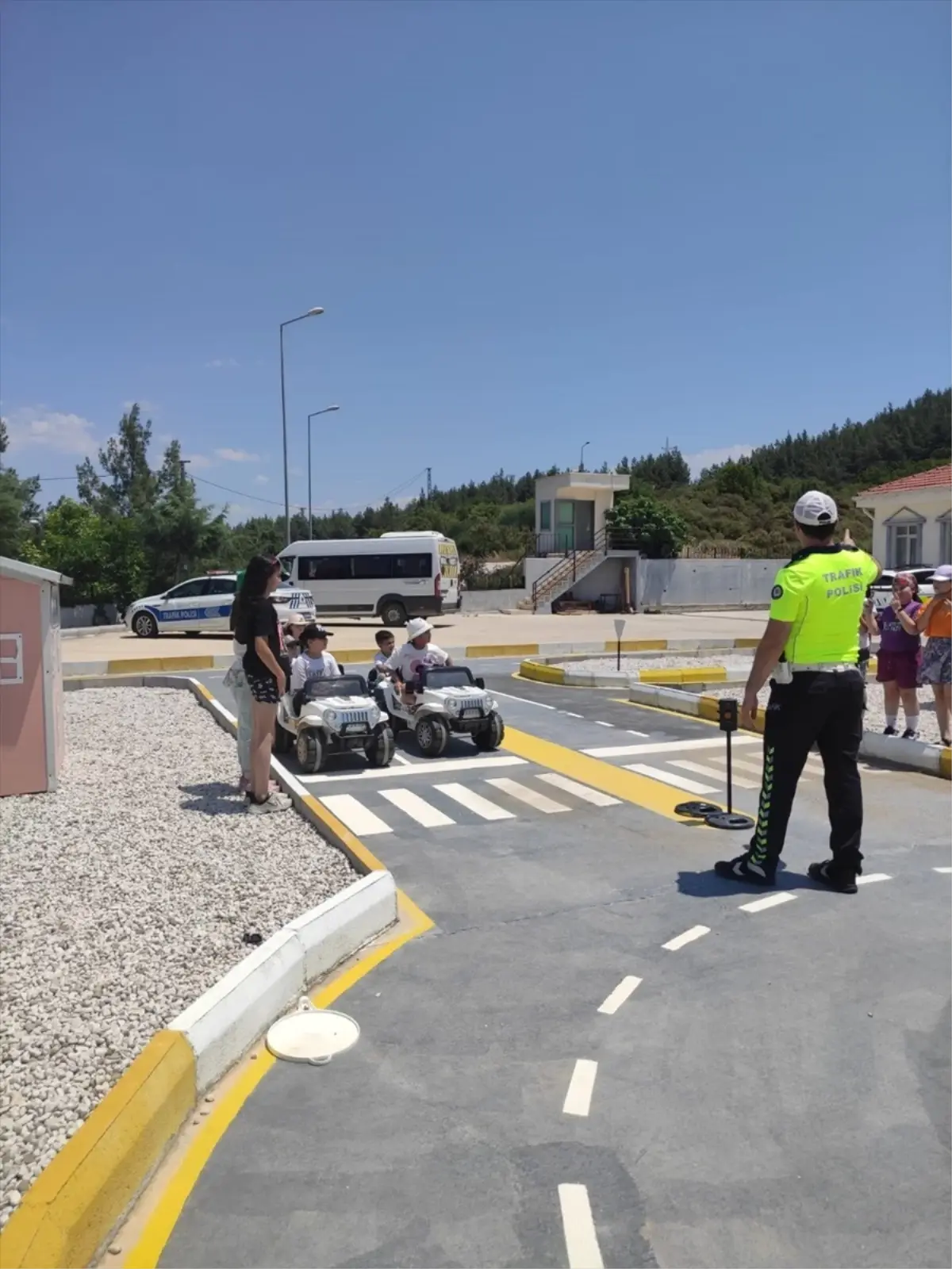 kasta-ilkokul-ogrencilerine-uygulamali-trafik-egitimi-GTNjJEDU.jpg