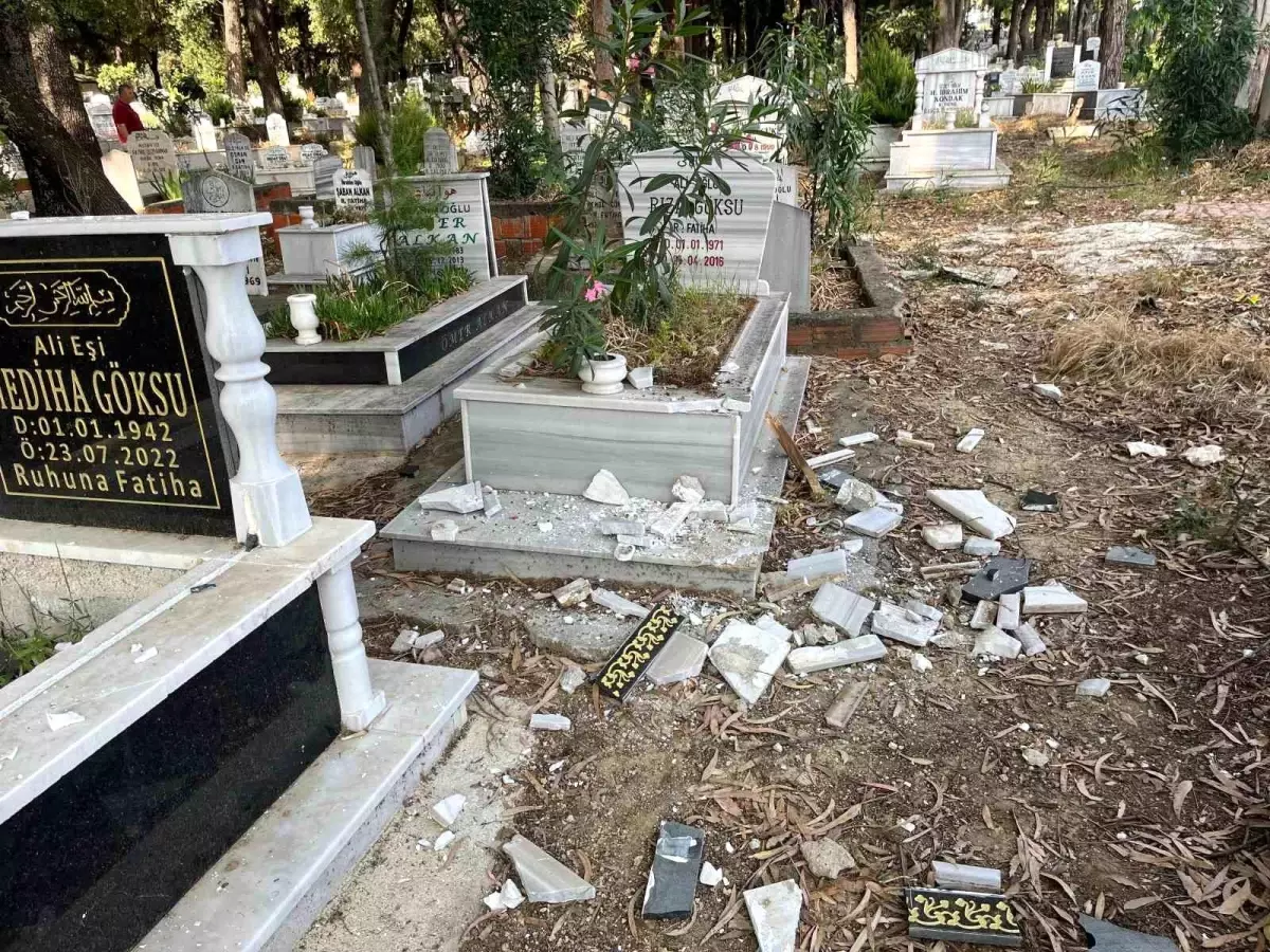 kurban-bayrami-arifesinde-mezarlikta-tahribat-8aNEZRYV.jpg