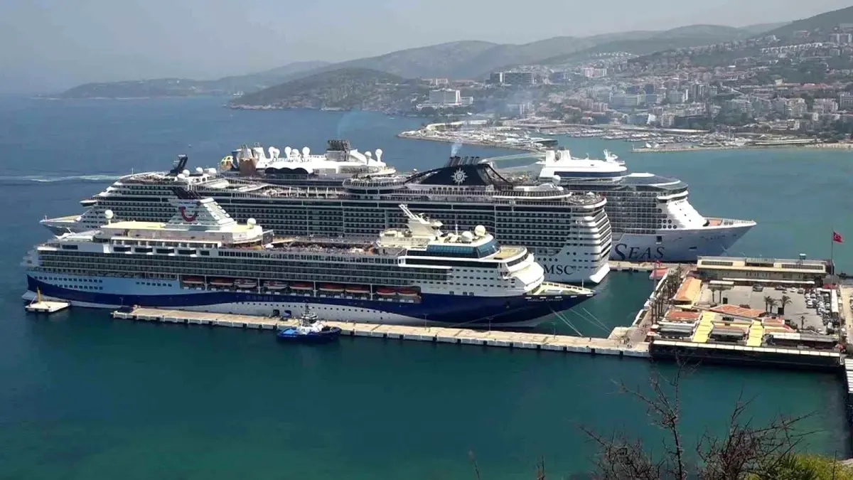 kusadasina-gelen-kruvaziyer-gemileri-9-bin-600-turist-getirdi-LX1xn2xk.jpg