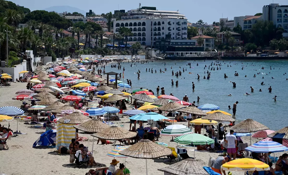 kusadasinda-cok-sicak-hava-plajlari-doldurdu-LeiXBZ6f.jpg
