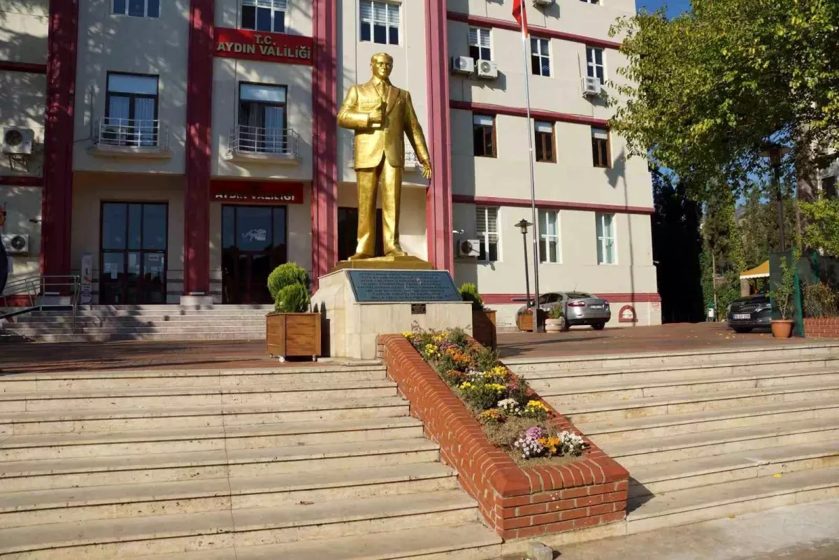 kusadasinda-trafikte-arbede-kuskulu-yakalandi-65GWL1DL.jpg