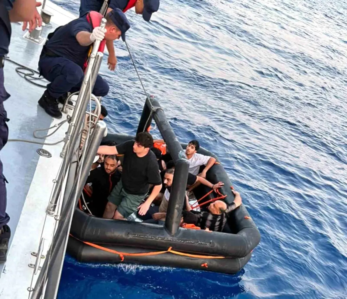 marmaris-aciklarinda-21-sistemsiz-gocmen-kurtarildi-RFOuH1Gk.jpg