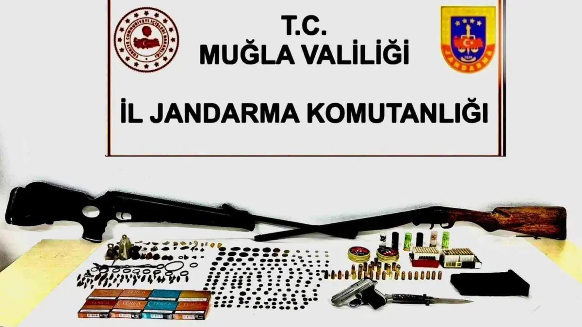 muglada-jandarma-tarihi-eser-ve-ruhsatsiz-silah-ele-gecirdi-ypbeull3.jpg