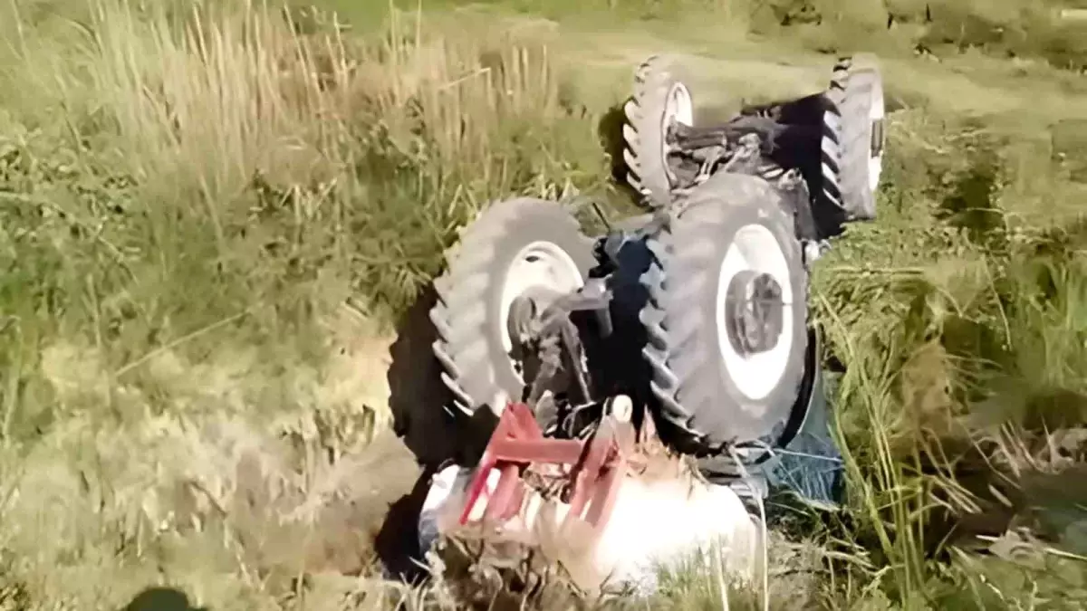 aydinda-traktor-sulama-kanalina-dustu-yarali-yok-VruErase.jpg
