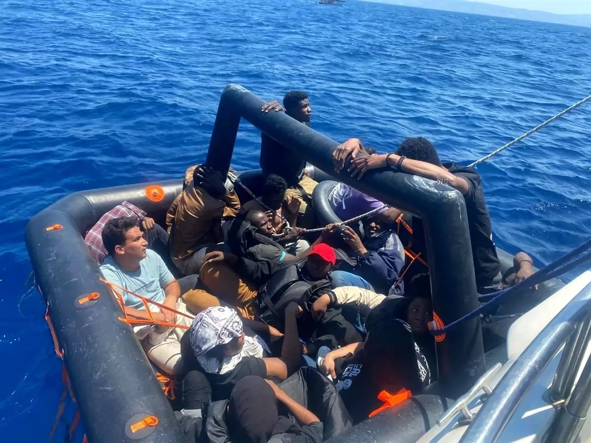 kusadasi-aciklarinda-34-sistemsiz-gocmen-kurtarildi-BbRZ8q7w.jpg