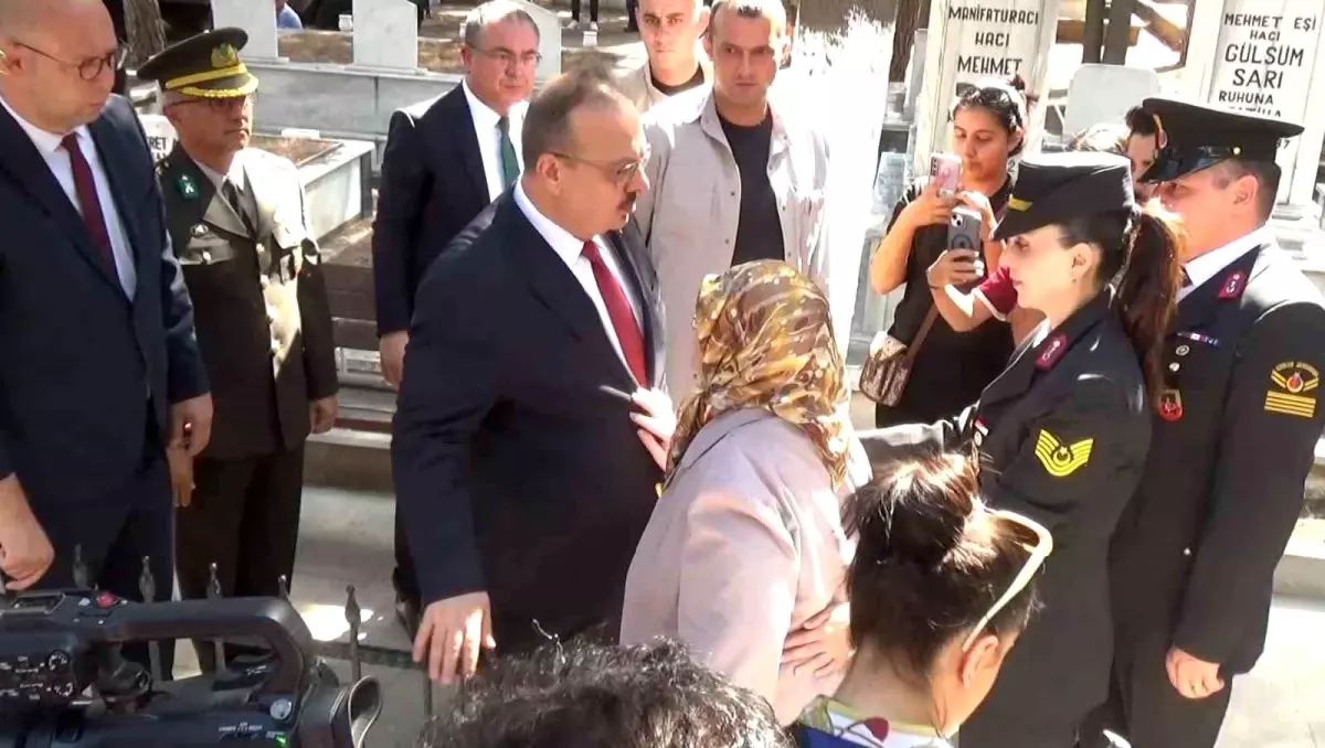 oglunun-mezarina-sarilamayan-anne-senguroglu-bir-kapi-acilsin-yeter-hgY5CVs6.jpg