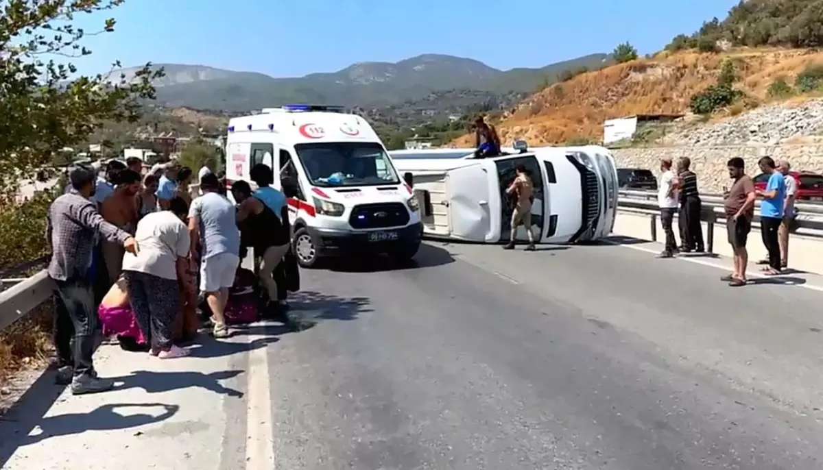 aydinda-cins-midibusu-devrildi-7-yarali-ypRh7ebD.jpg