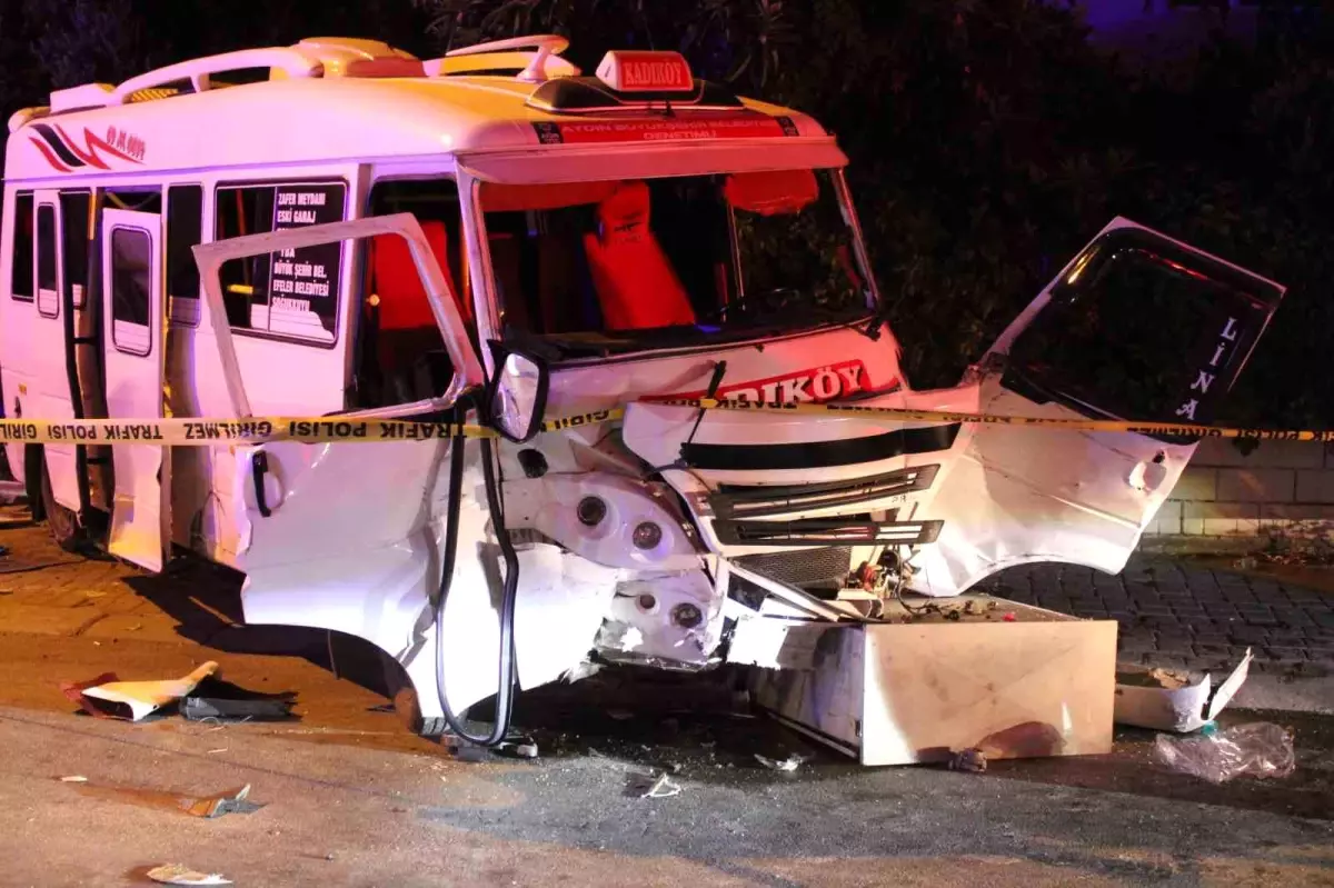 aydinda-minibus-ve-araba-carpisti-11-yarali-kopan-kulagi-arayan-vatandaslar-Ge34cqla.jpg