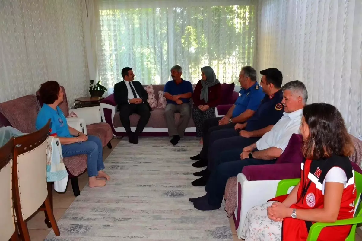 koycegiz-kaymakami-mert-kumcu-sehit-ailelerini-ziyaret-ediyor-FC7ikXMS.jpg