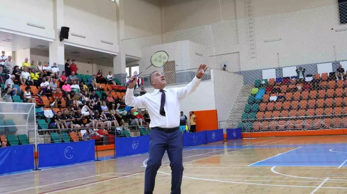 kusadasinda-badminton-veteranlar-turkiye-sampiyonasi-basladi-lc7ywQ5t.jpg