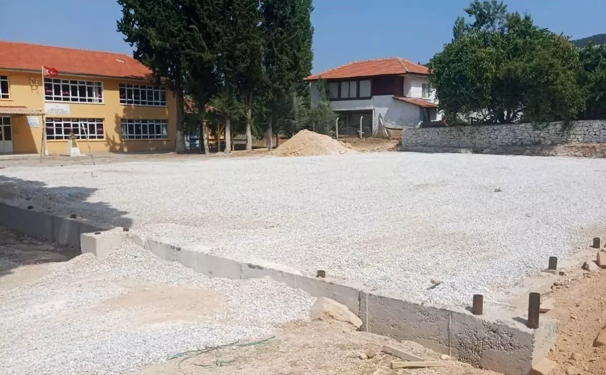 mentesede-6-hali-saha-uretimi-suruyor-fC2zlB2F.jpg
