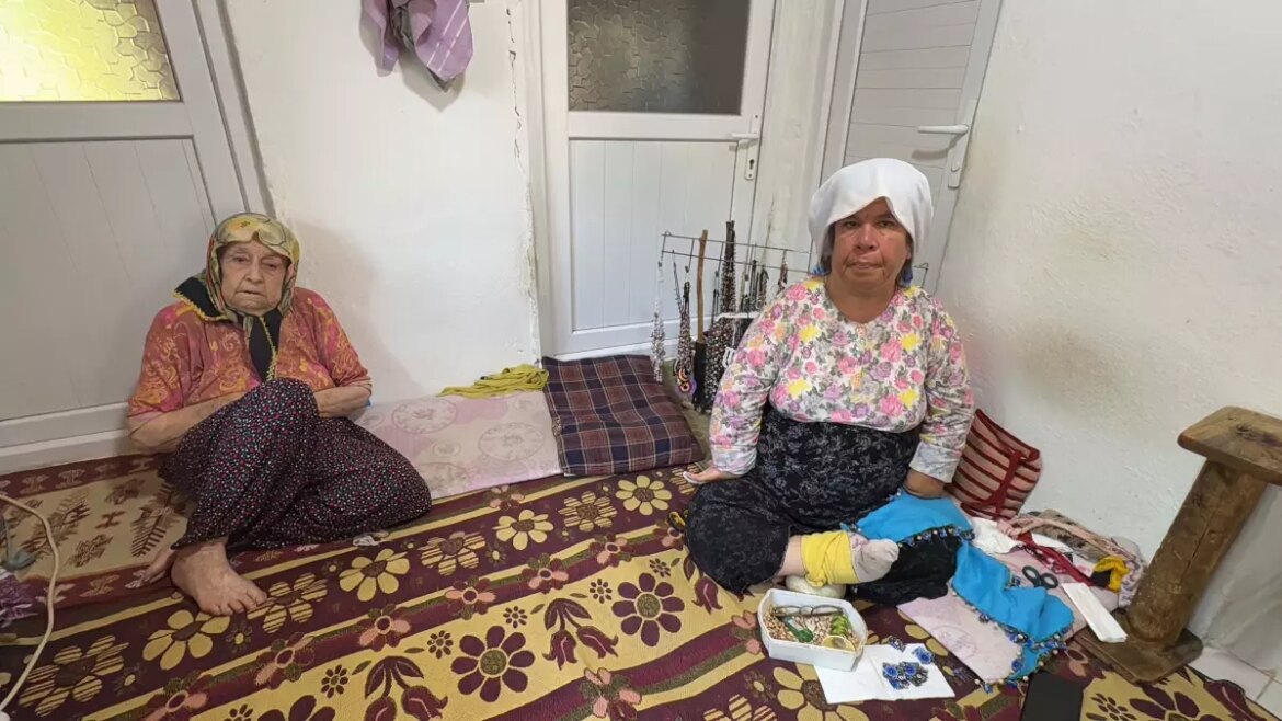 88-yasindaki-anne-bedensel-engelli-kizina-30-yildir-tek-basina-bakiyor-Lqmcdb2k.jpg