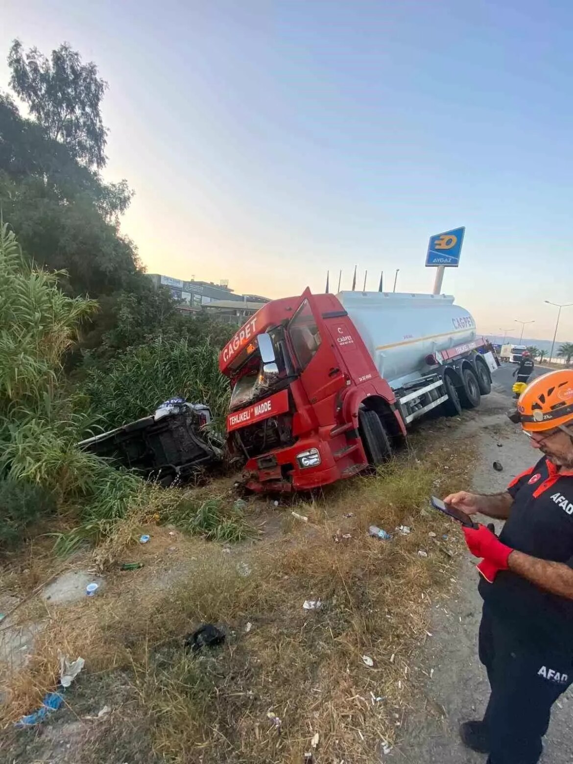 aydinda-akaryakit-tankeri-ile-minibus-carpisti-4-yarali-PnOA9Gwg.jpg