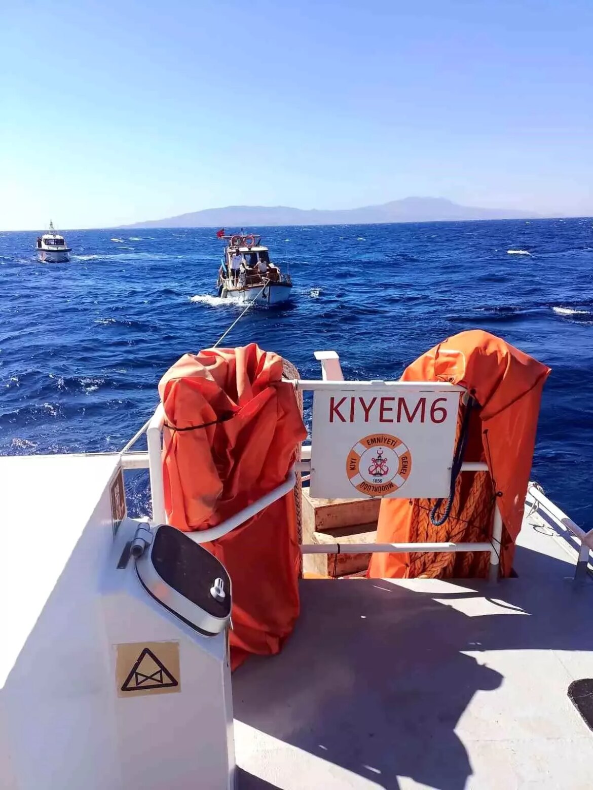 bodrumda-makine-arizasi-yapan-tekne-kurtarildi-suJMmBvD.jpg