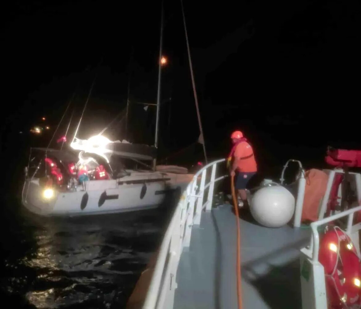 fethiye-aciklarinda-ariza-yapan-yelkenli-tekne-kurtarildi-wOHqNMGZ.jpg
