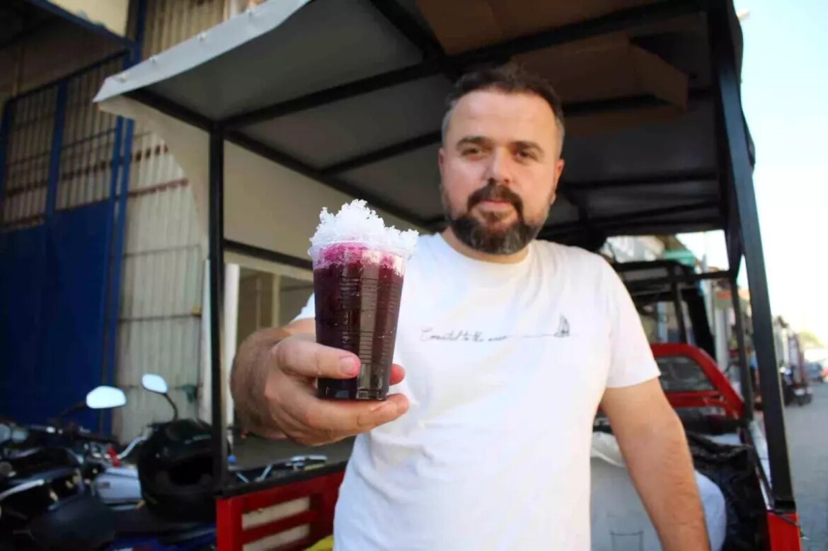 yusuf-bozkurt-yaz-aylarinin-vazgecilmezi-kar-helvasiyla-sanayi-esnafini-serinletiyor-r3L6eyIb.jpg